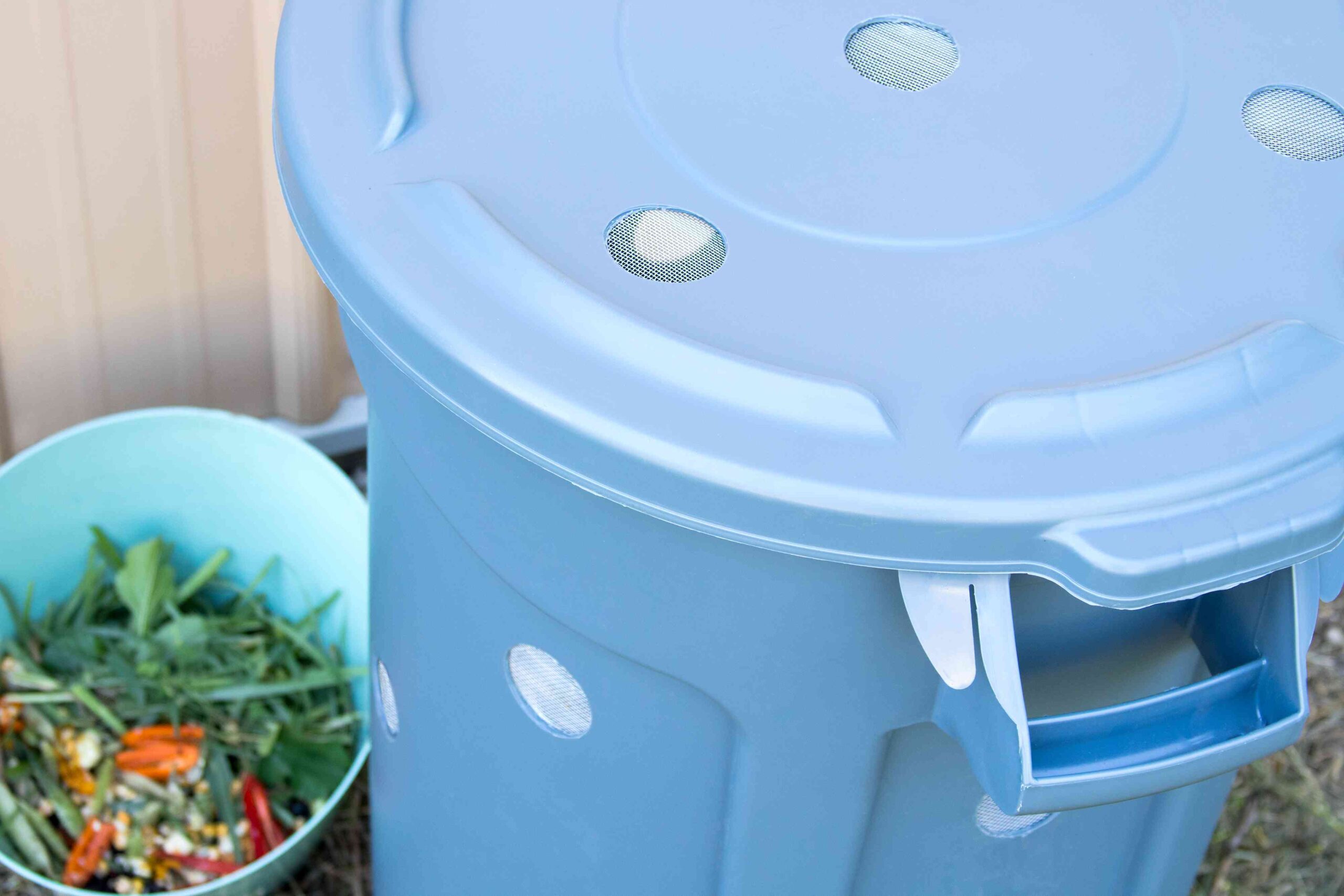 The best way to Assemble and Use a Trash Can Composter